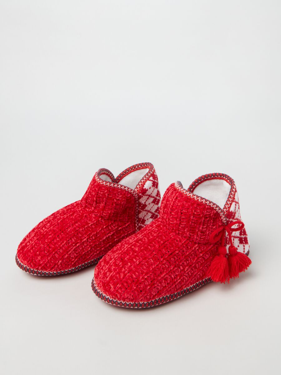 Pantofole a stivaletto con nappine_1