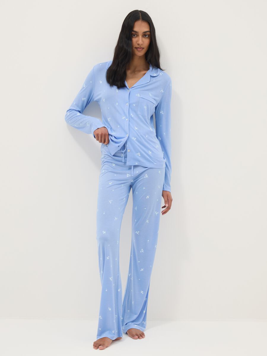 Blue viscose pyjamas in regular fit with floral pattern_0