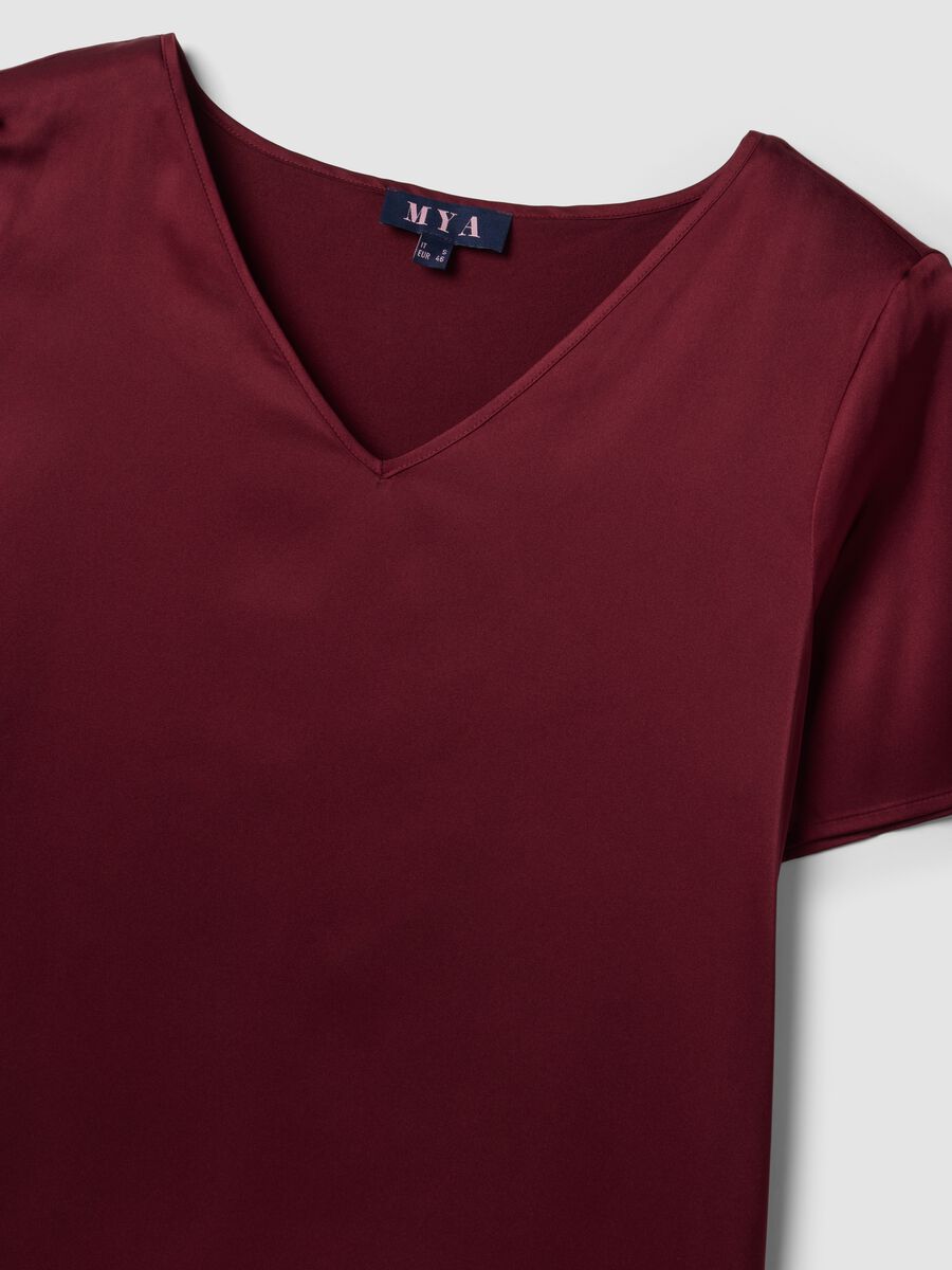 Blusa satinata rossa in tessuto elasticizzato con scollo a V regular fit_6