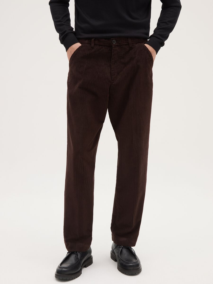 Brown chino trousers in regular fit ribbed cotton-blend_1