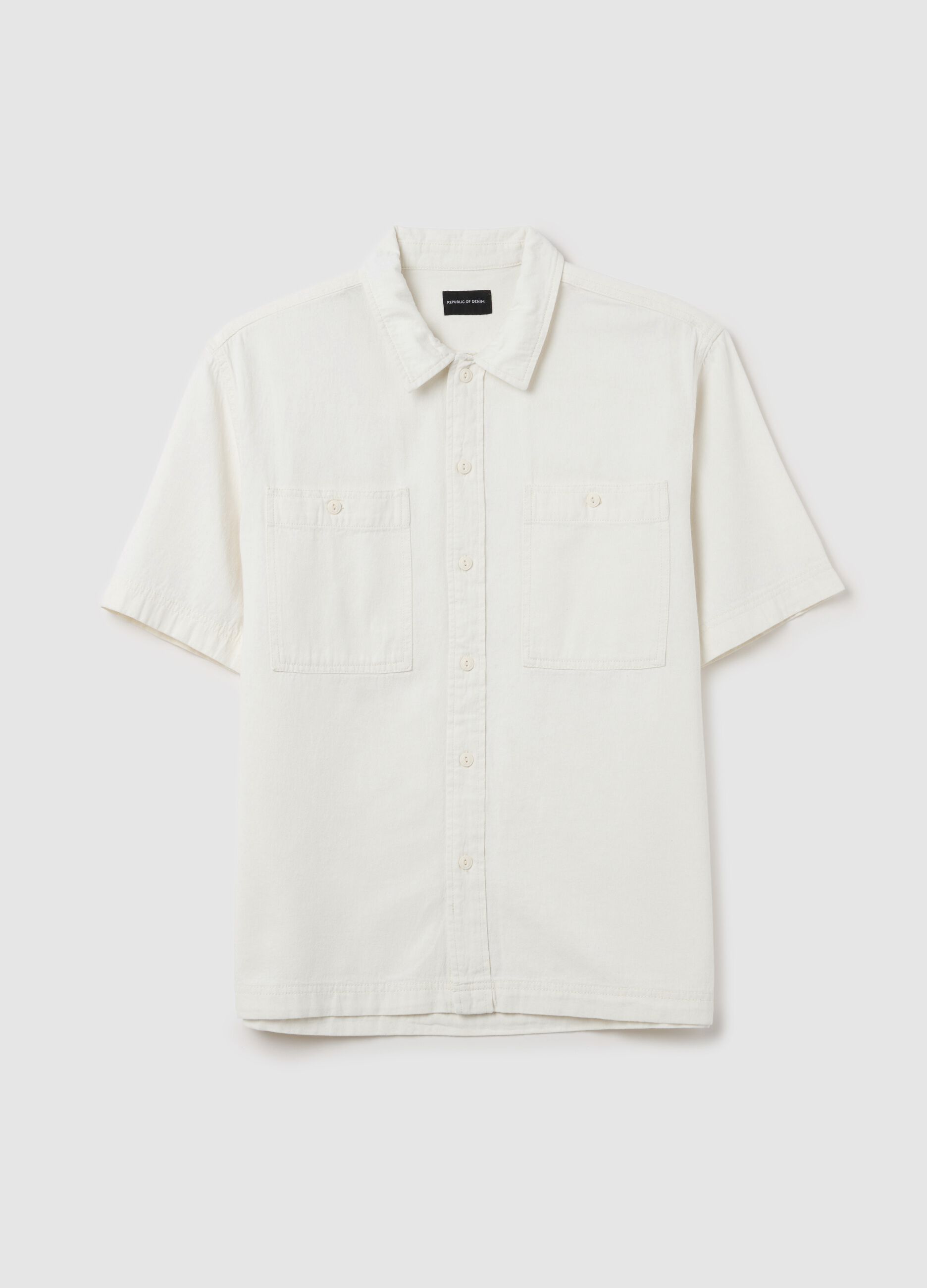 Short-sleeved shirt in denim with pockets
