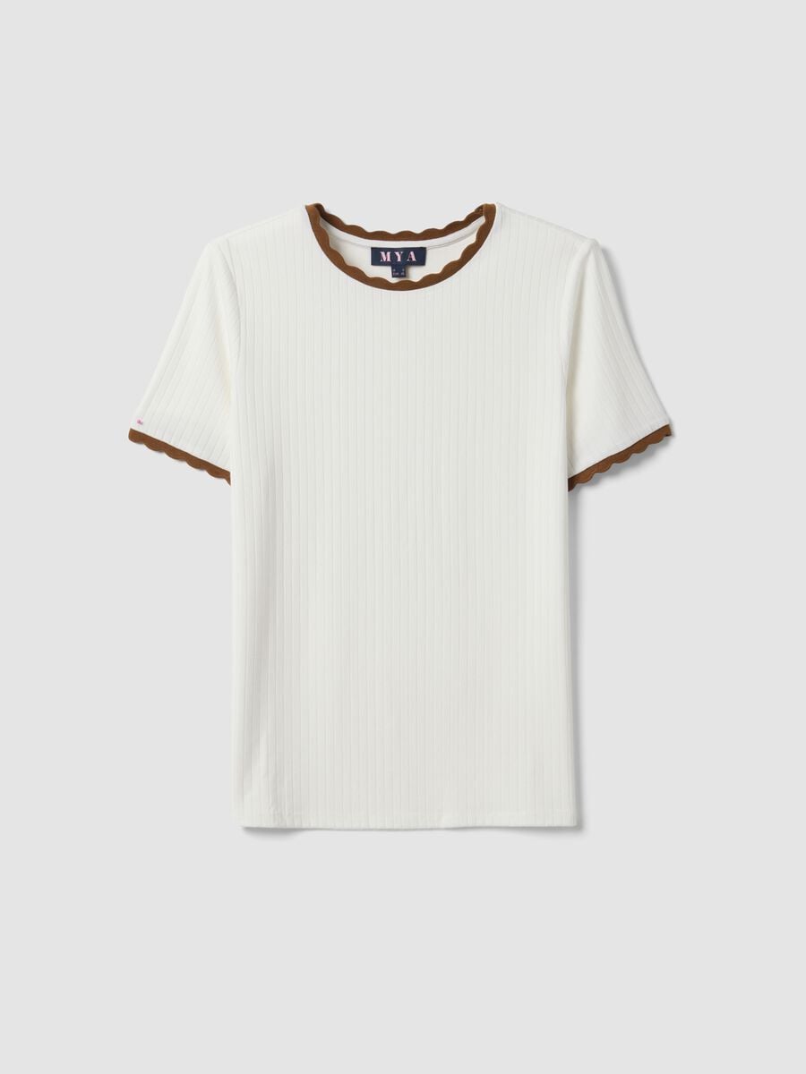 T-shirt bianca in viscosa elasticizzata a girocollo con profili a contrasto_0