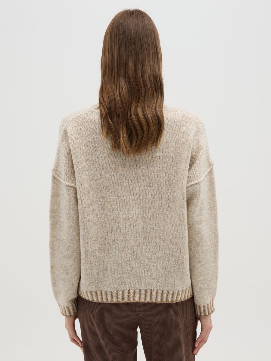 Beige sweater with high neck and contrasting edges_2