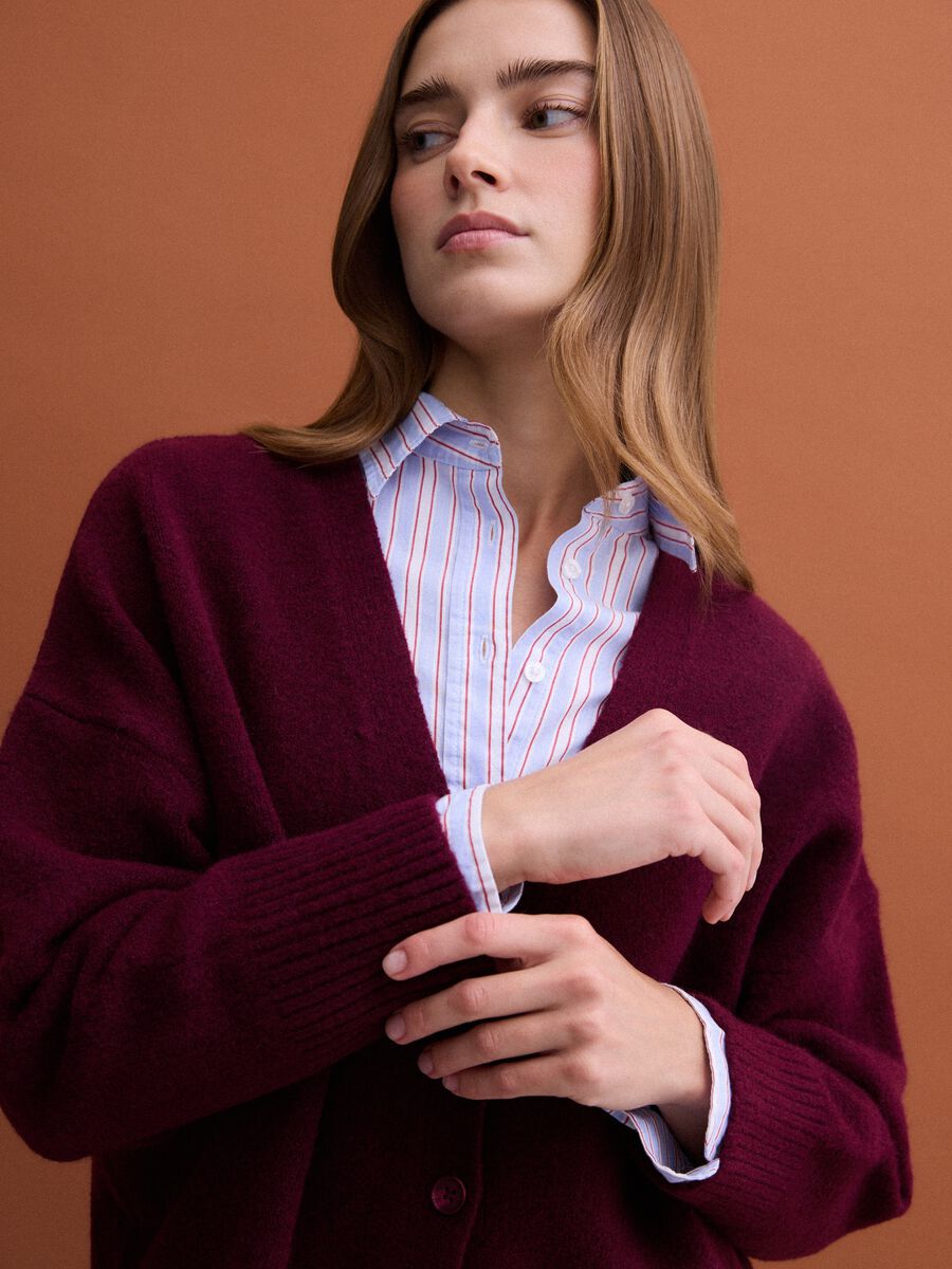 Cardigan rosso in lana elasticizzata con scollo profondo a V_2