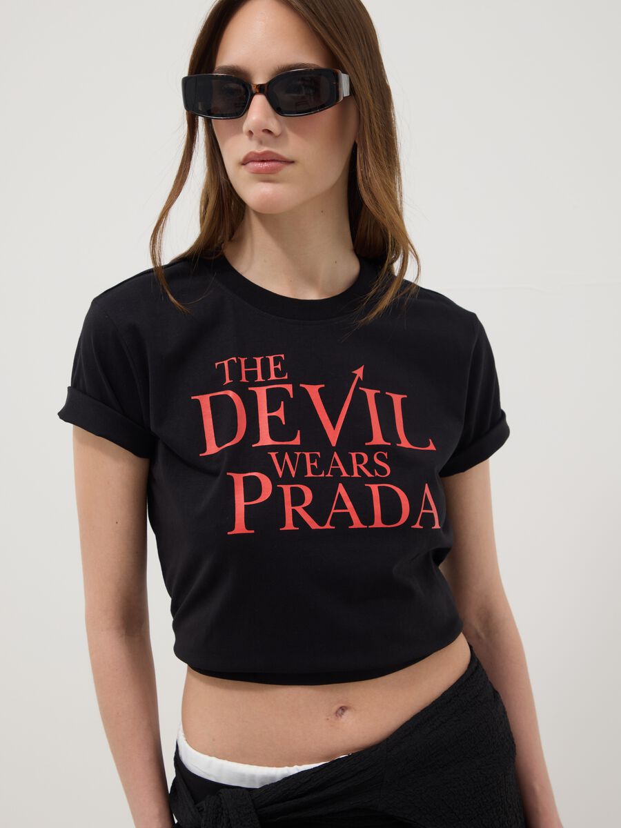 T-shirt in puro cotone nero regular fit con stampa "Il diavolo veste Prada"_0