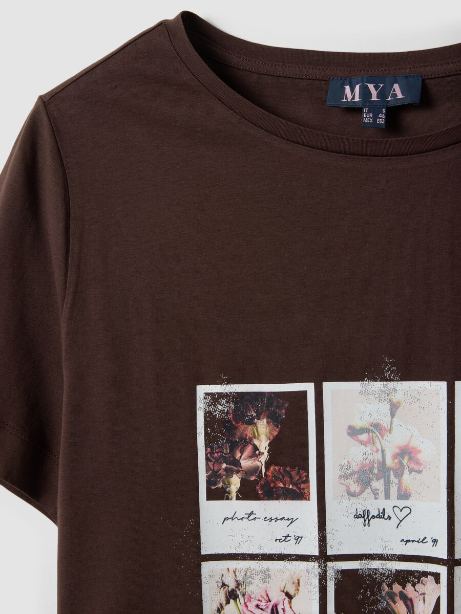 T-shirt marrone in puro cotone con stampa floreale regular fit_6