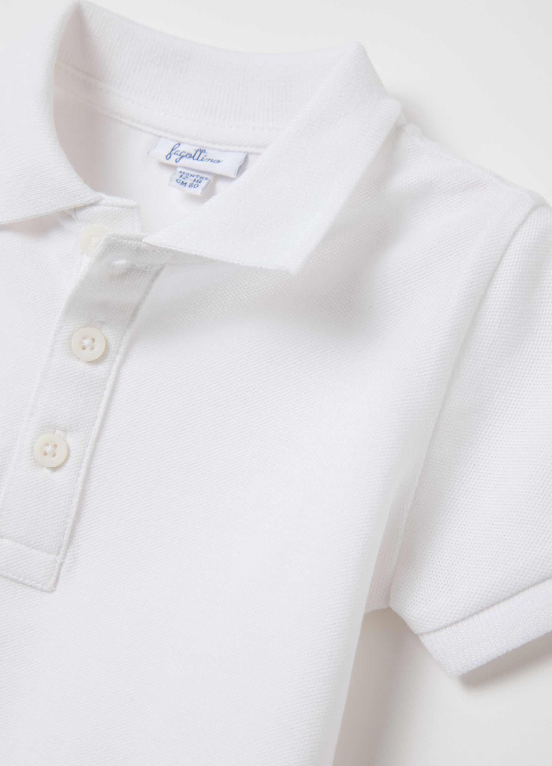 White short-sleeved polo shirt in piquet