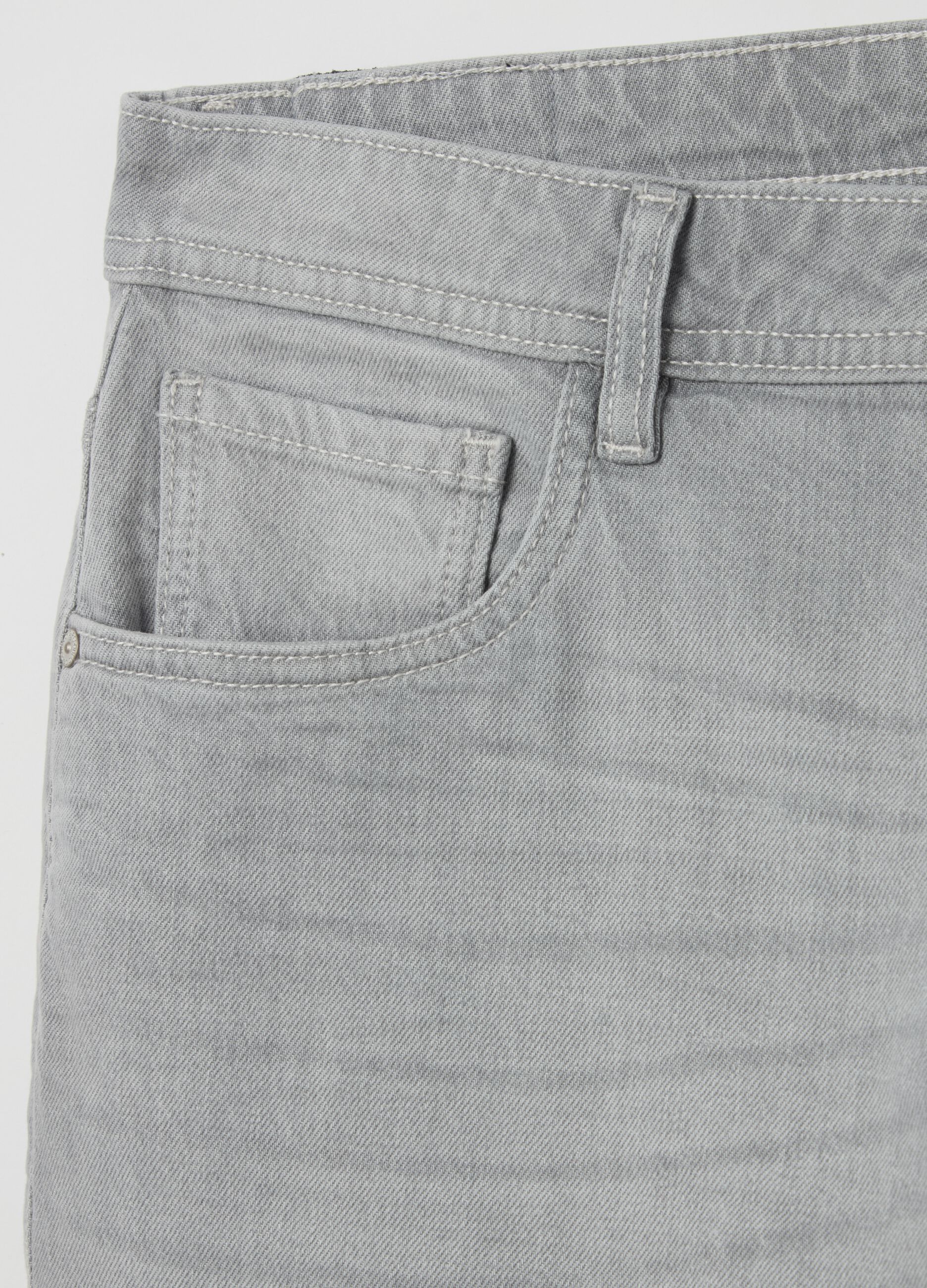 Jeans slim fit con scoloriture