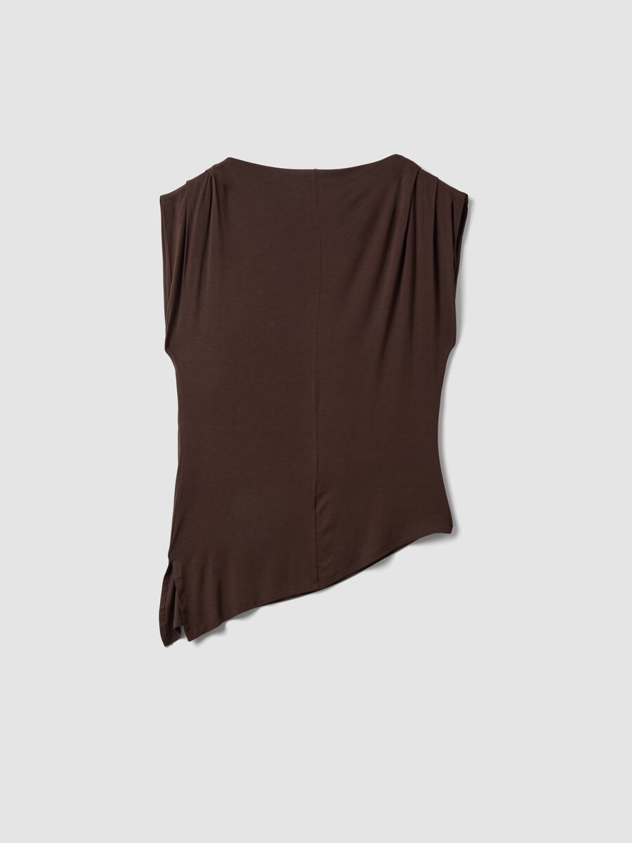 T-shirt marrone in viscosa elasticizzata con scollo drappeggiato_5