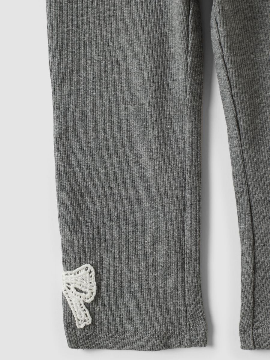 Completo grigio e bianco in cotone e viscosa elasticizzato per bimba_2
