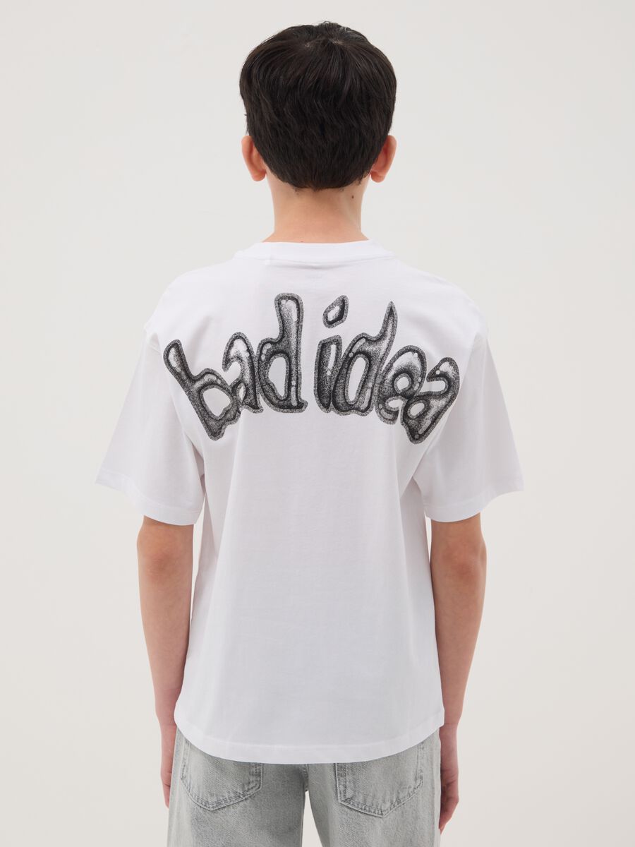 T-shirt in puro cotone bianco da ragazzo oversize fit con stampa_2