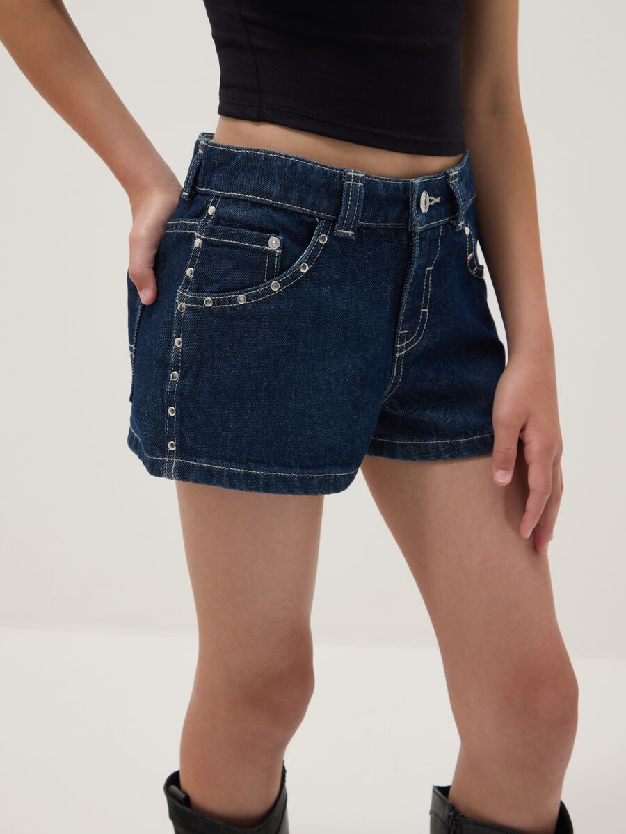 Shorts denim blu in puro cotone da ragazza skater fit con borchie_2