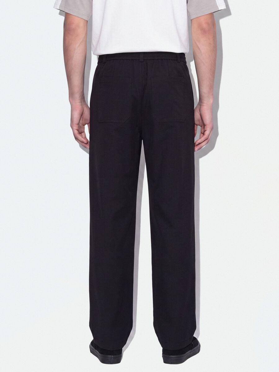 Pantaloni neri in tessuto elasticizzato parachute fit_2