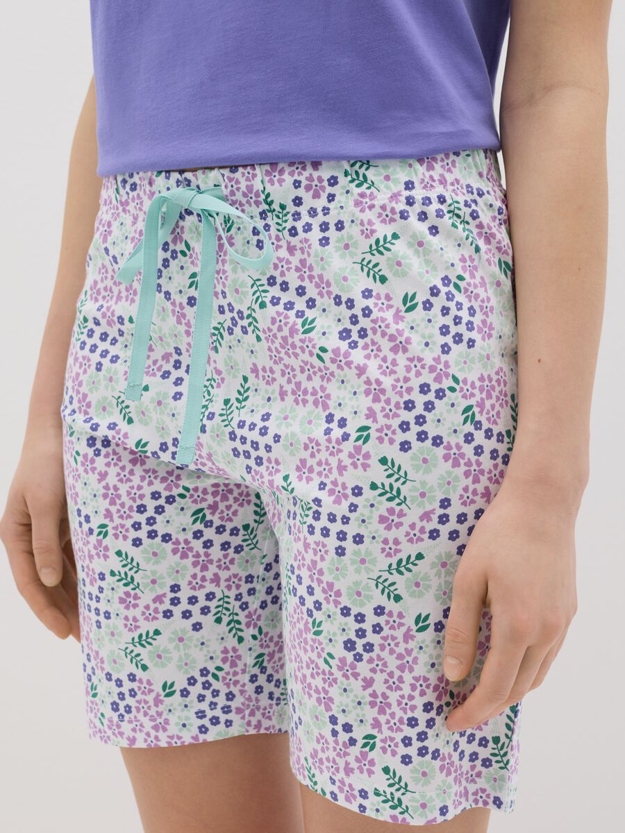 Short pyjama trousers in white cotton with small flowers print_3