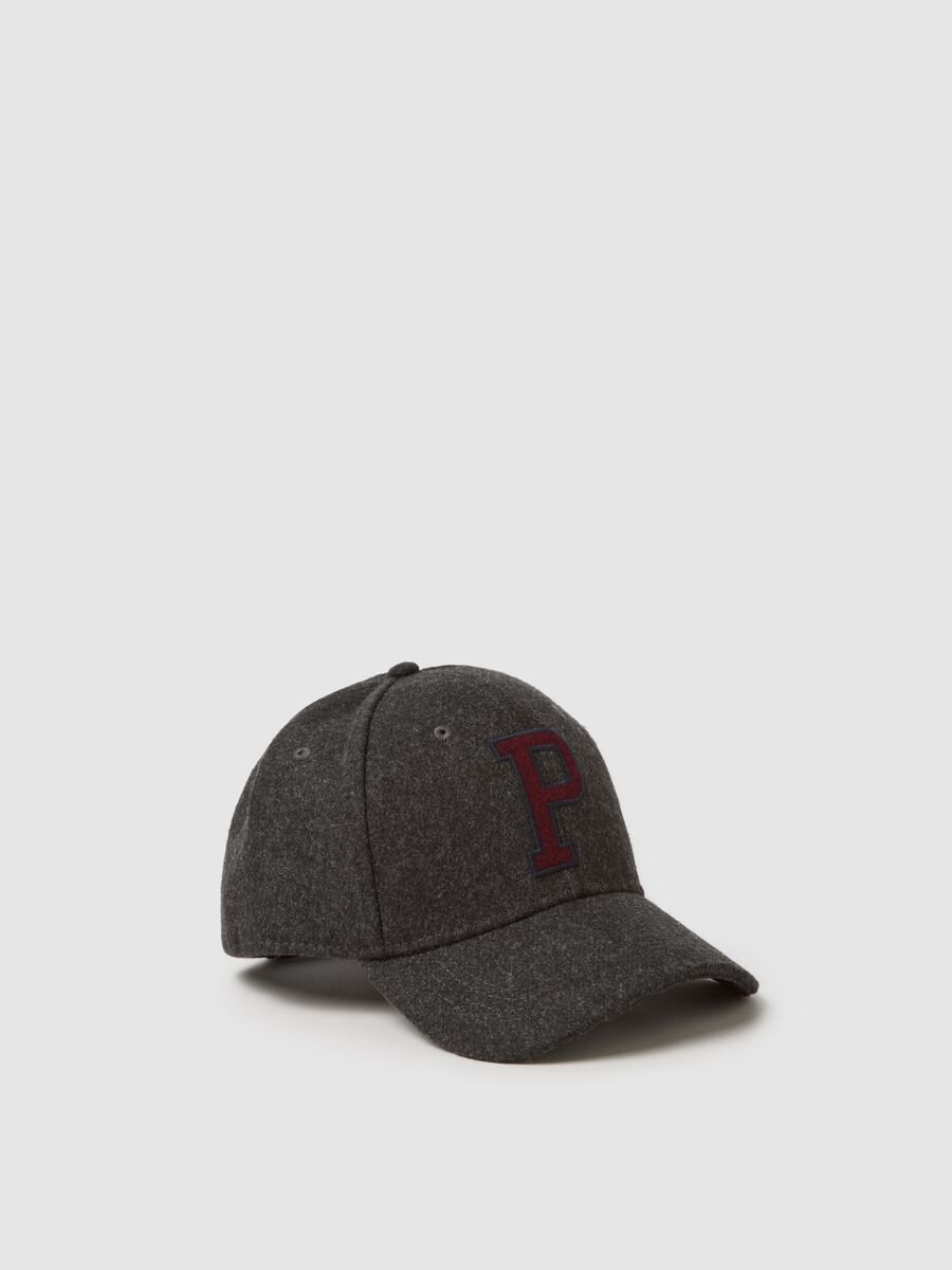 Cappello grigio con lettera ricamata_0