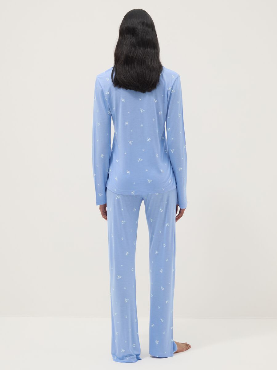 Blue viscose pyjamas in regular fit with floral pattern_2