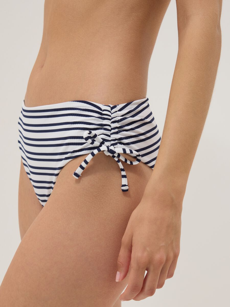 Slip mare blu e bianco in tessuto elasticizzato a righe_3