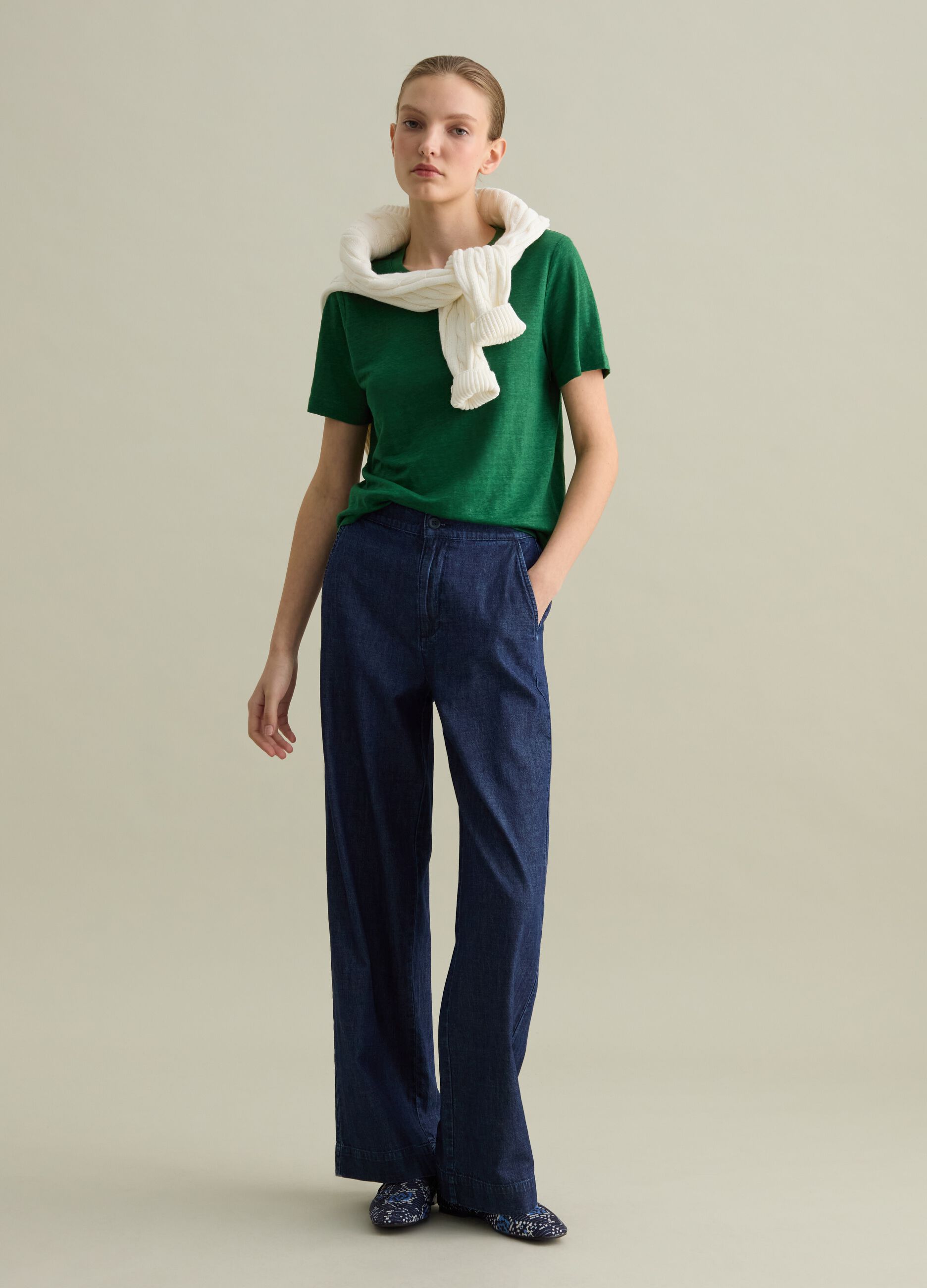 Short-sleeved T-shirt in green linen
