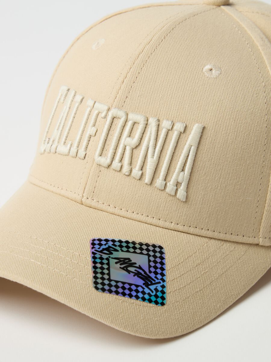 Baseball cap with "California" embroidery_2