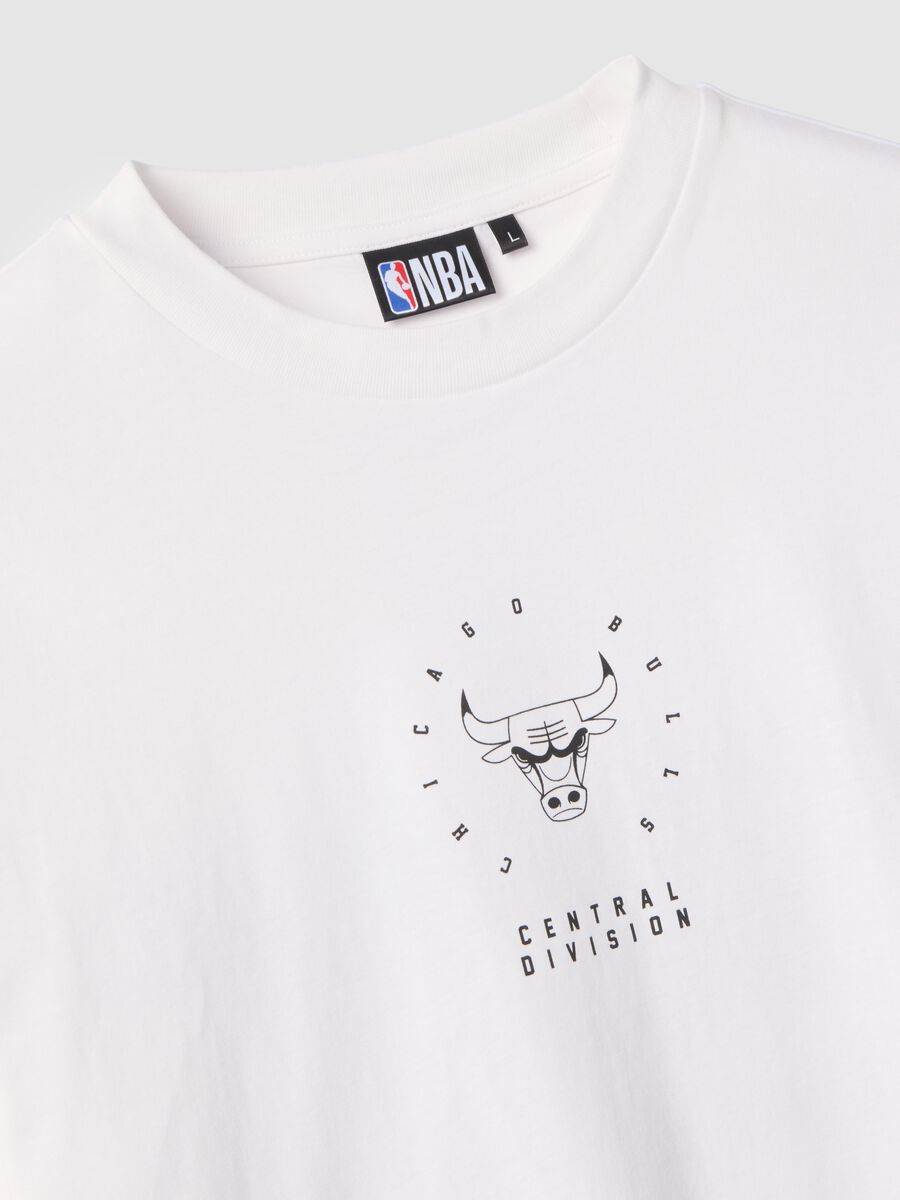White pure cotton regular fit T-shirt with Chicago Bulls logo_5
