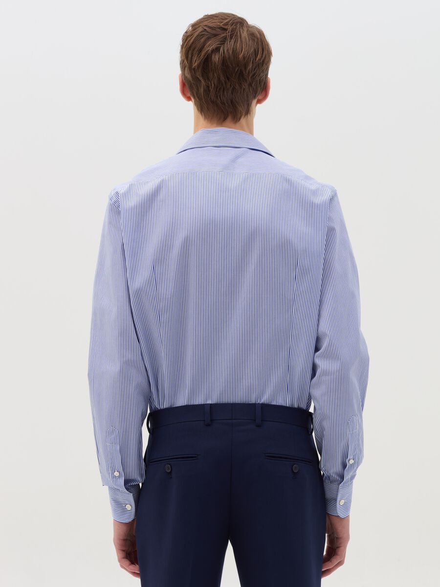 Slim-fit shirt with thin stripes_3