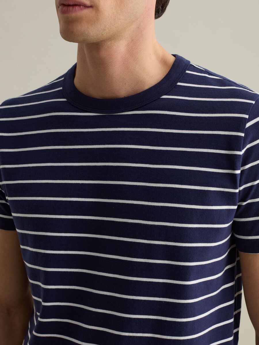 Cotton T-shirt with thin stripes_3