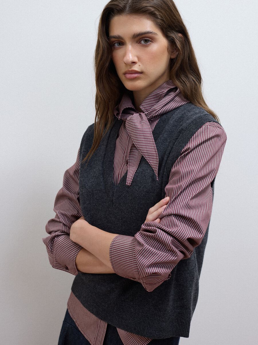 Grey pure wool gilet with deep V-neck_0