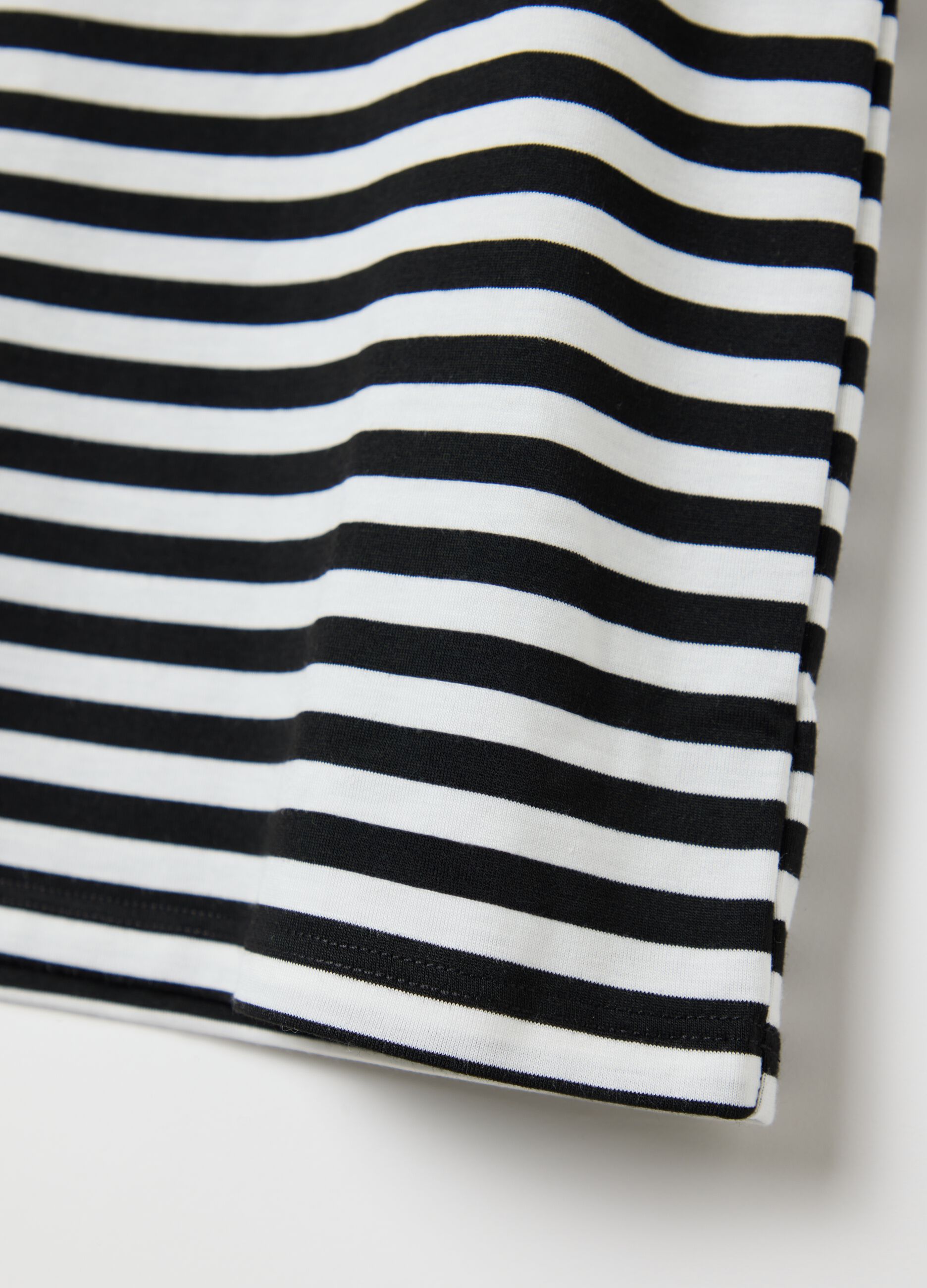 T-shirt boxy fit a righe bianche e nere con spalline