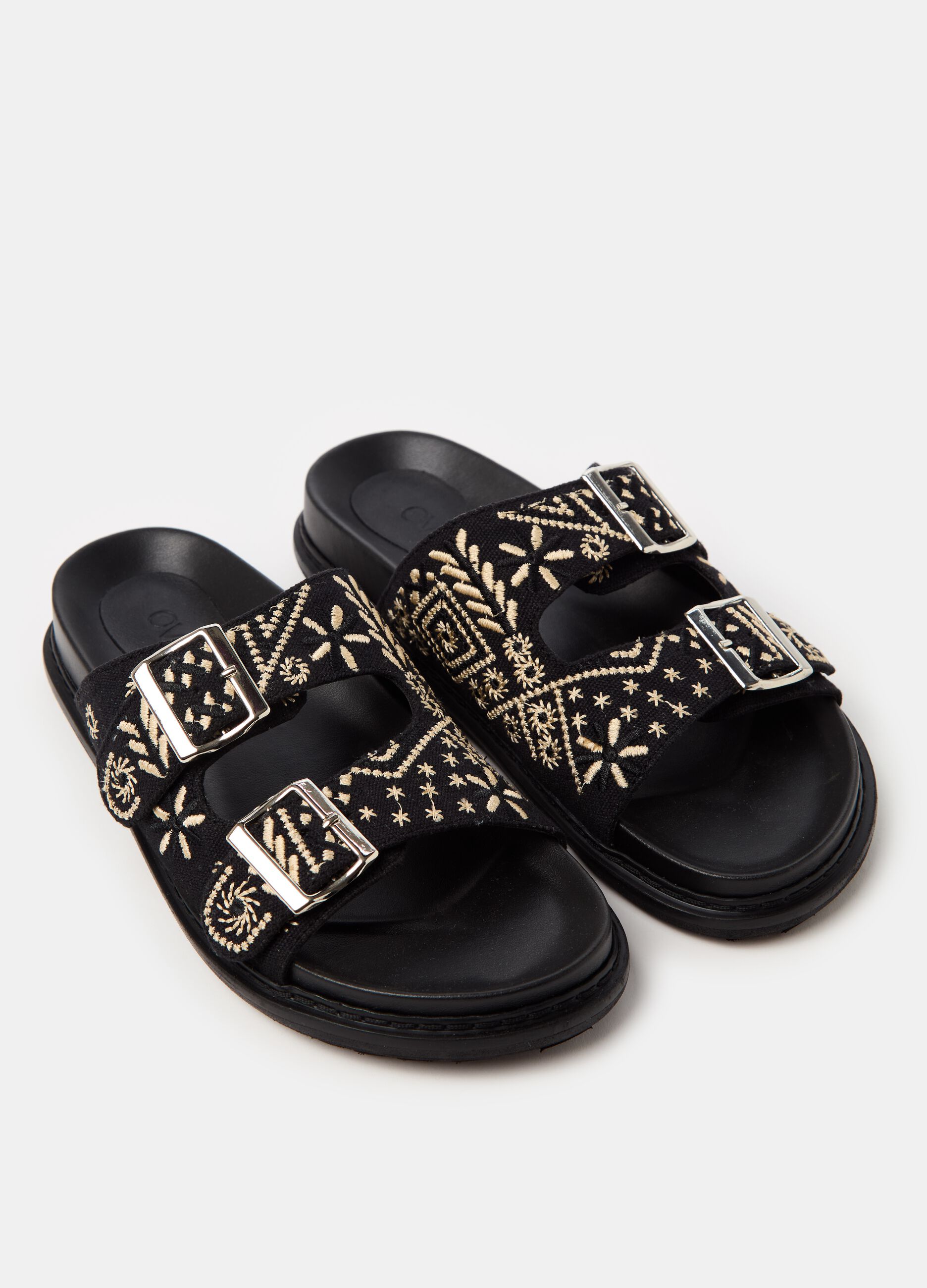 Sandals with double band and embroidery