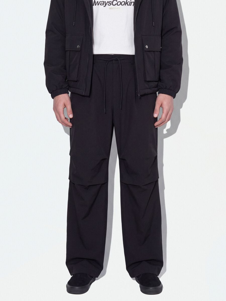 Pantaloni neri in tessuto elasticizzato parachute fit_1