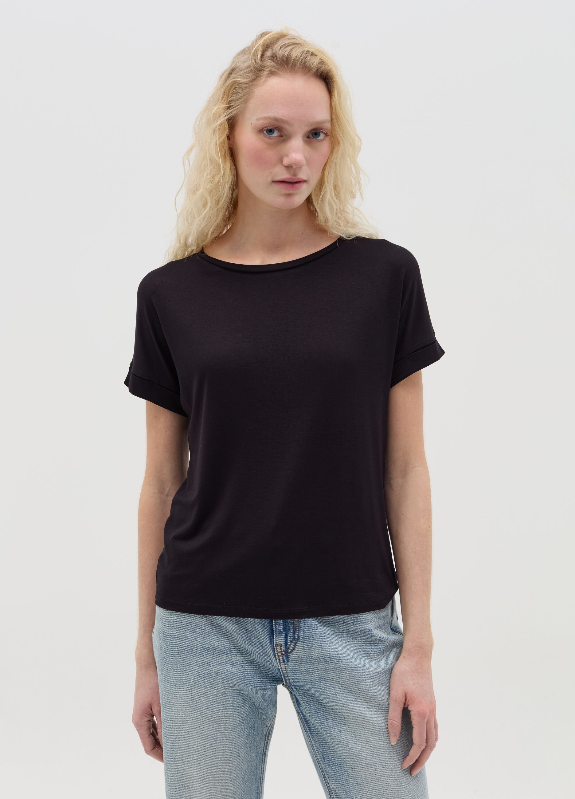 T-shirt nera con maniche a kimono