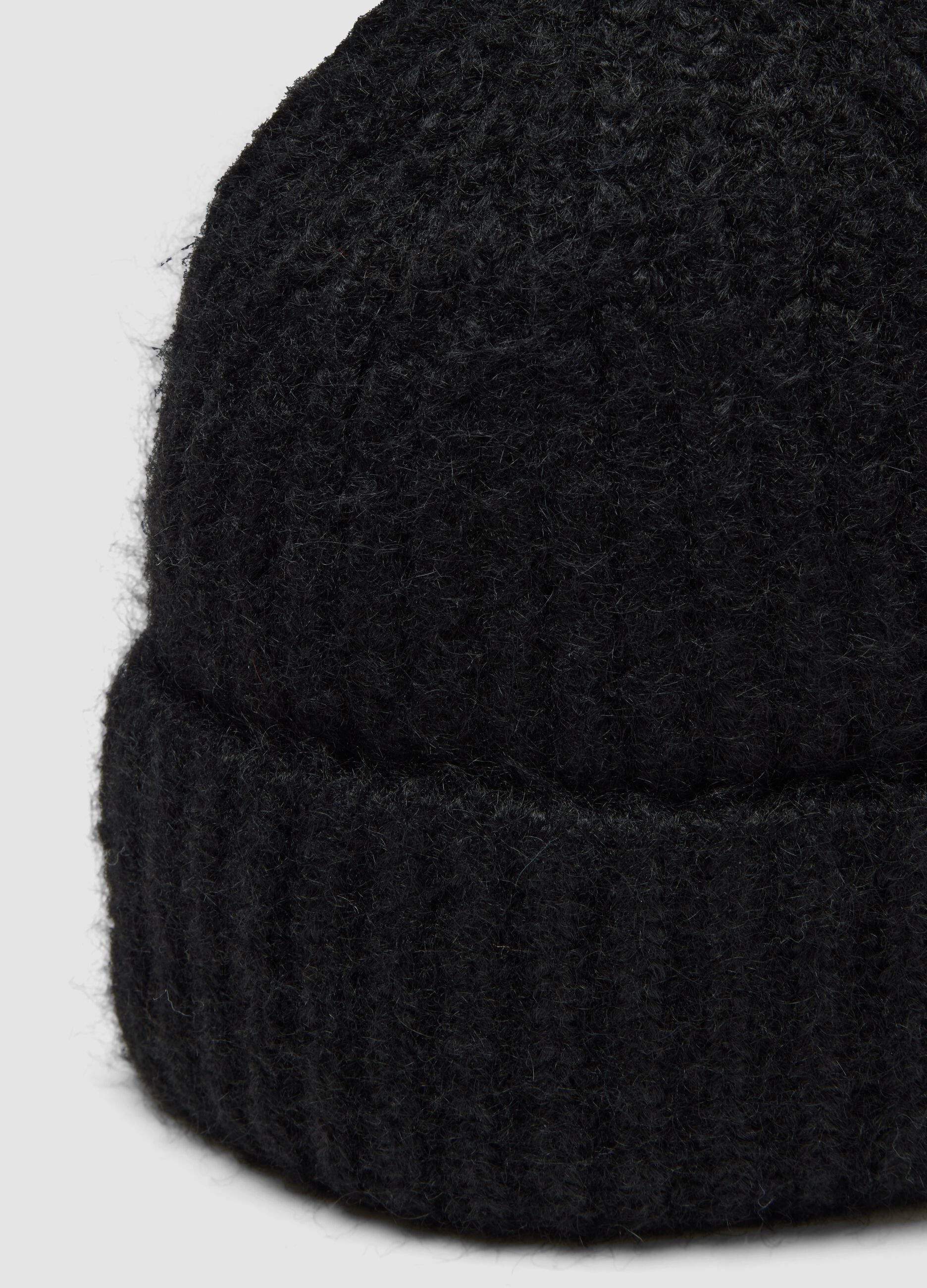 Cappello nero in lana elasticizzata a coste