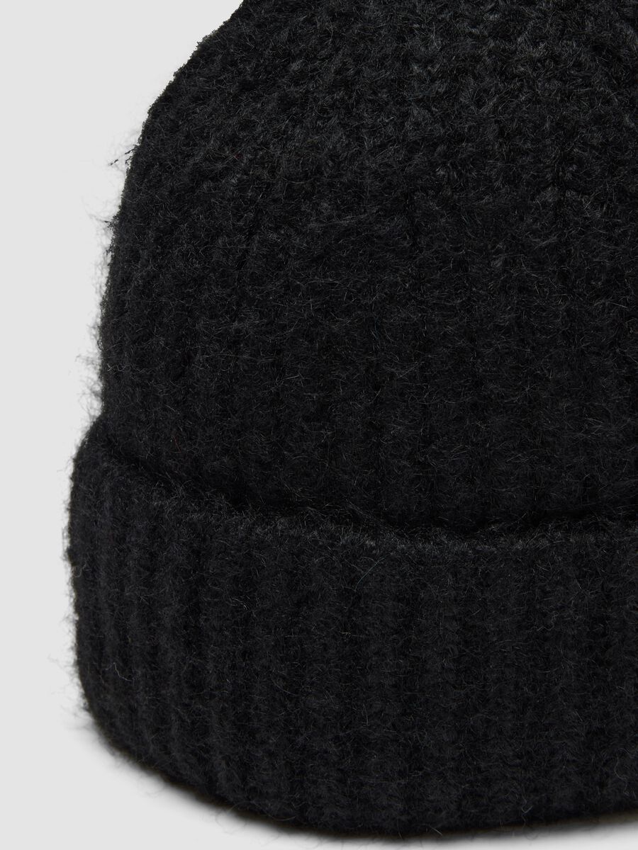 Cappello nero in lana elasticizzata a coste_2