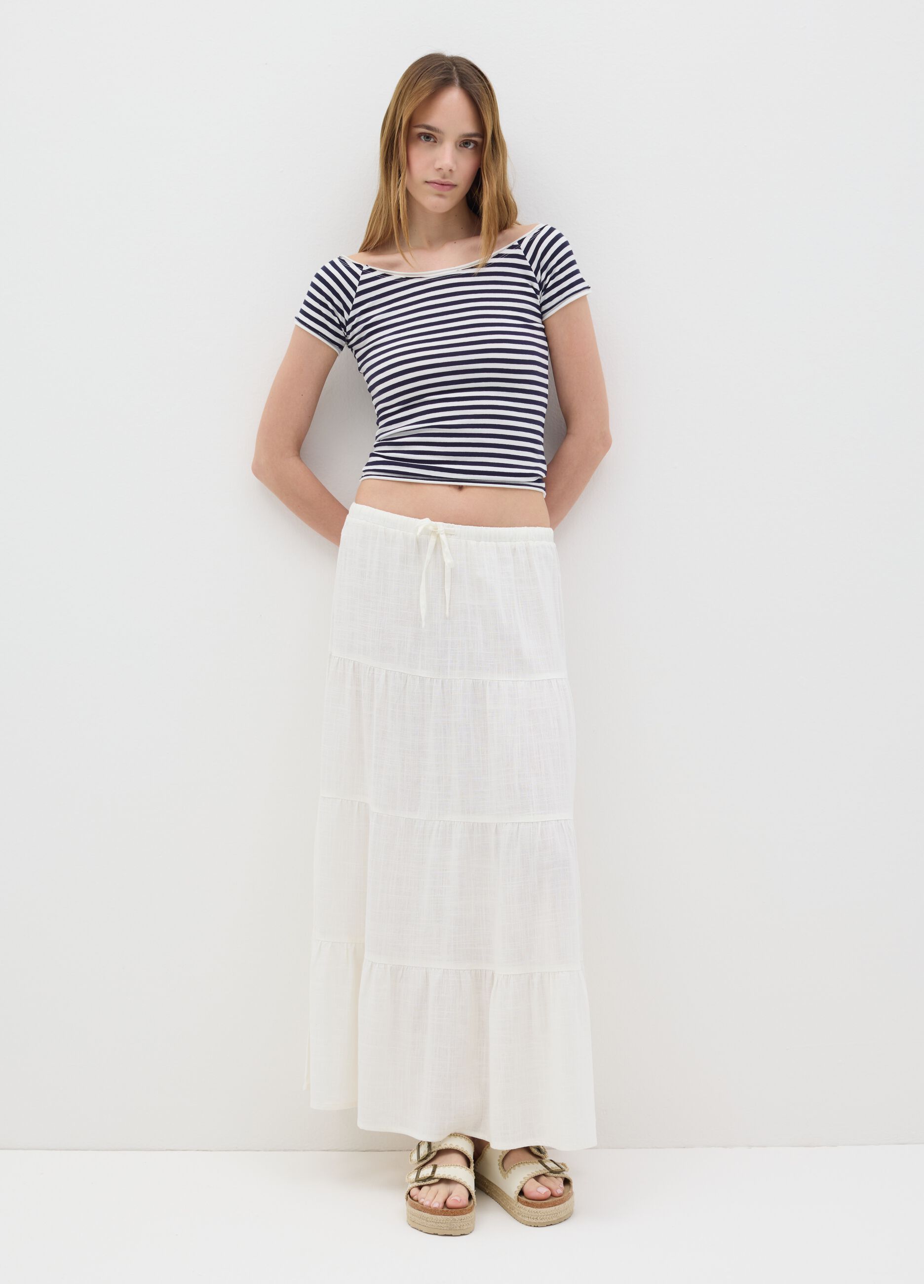 T-shirt da donna in cotone elasticizzato a righe bianche e blu