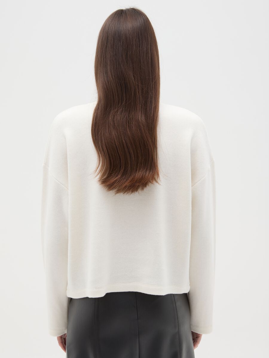 Maglia bianca in misto cotone regular fit con collo decorato_2