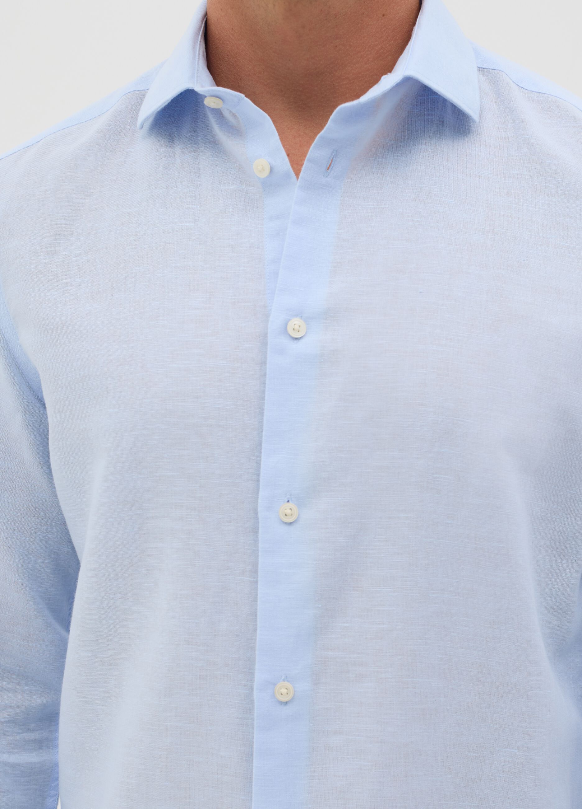 Men’s light blue slim-fit shirt in linen blend with cutaway collar