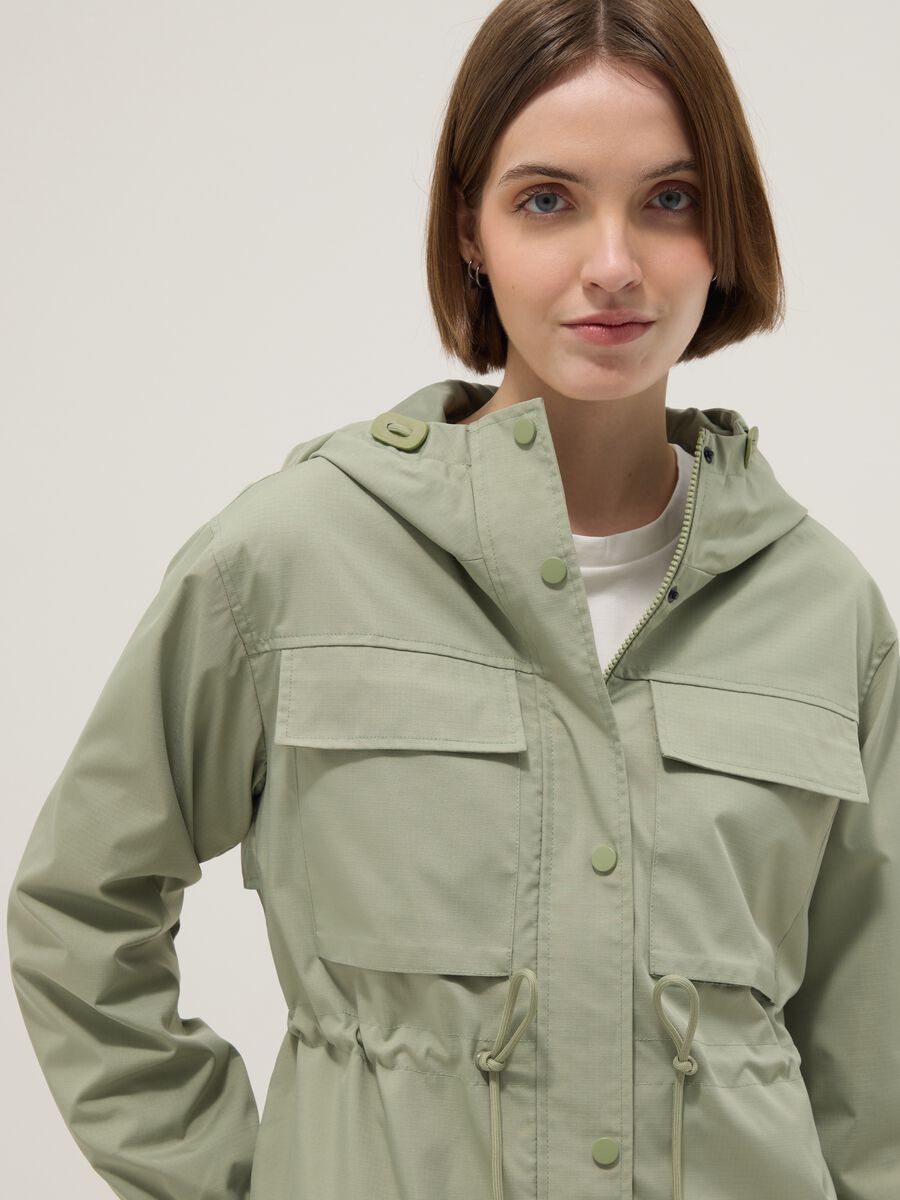 Giacca impermeabile verde regular fit con tasche e cappuccio_0