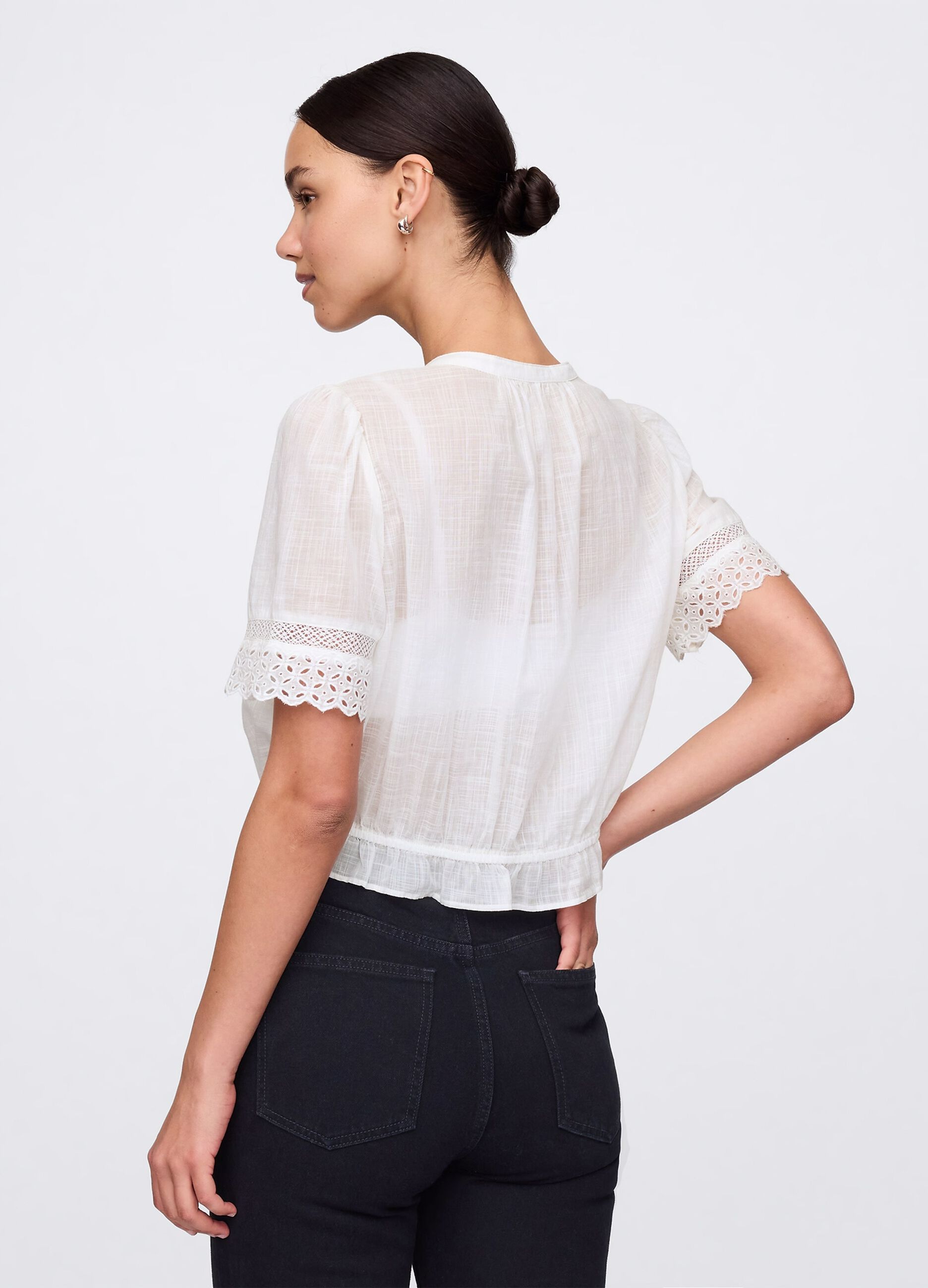 Blusa bianca ricamata in cotone