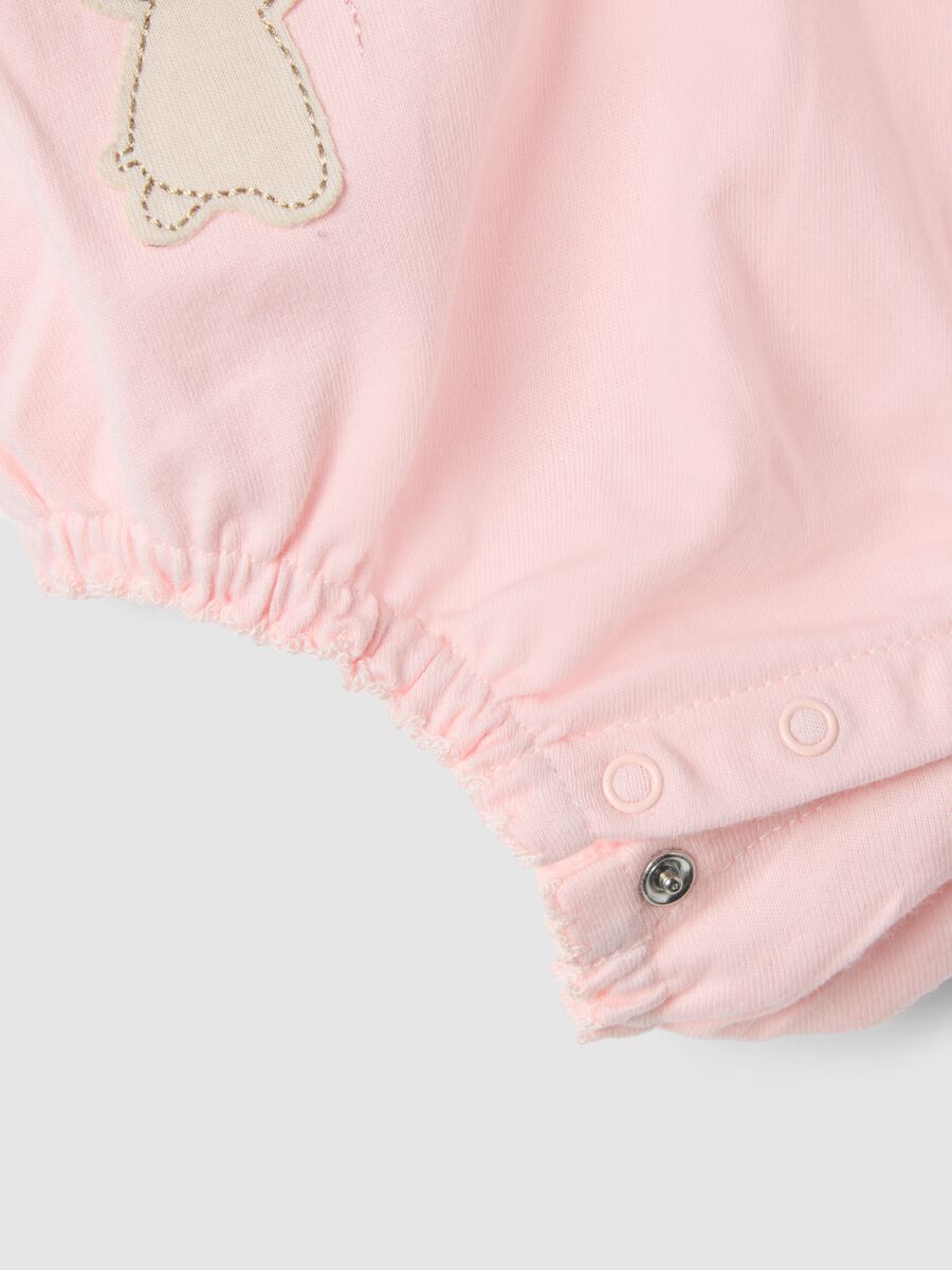 Tutina in puro cotone rosa da neonata con chiusura a scatto e ricami_3