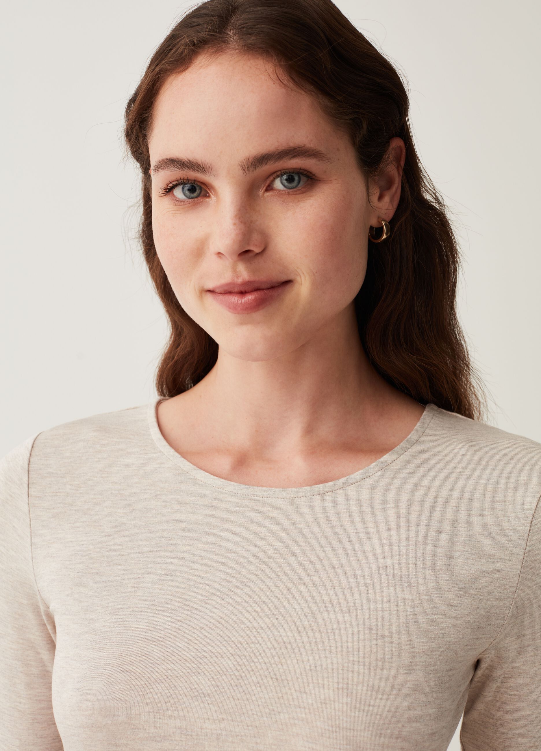 T-shirt in viscosa stretch con maniche lunghe_1