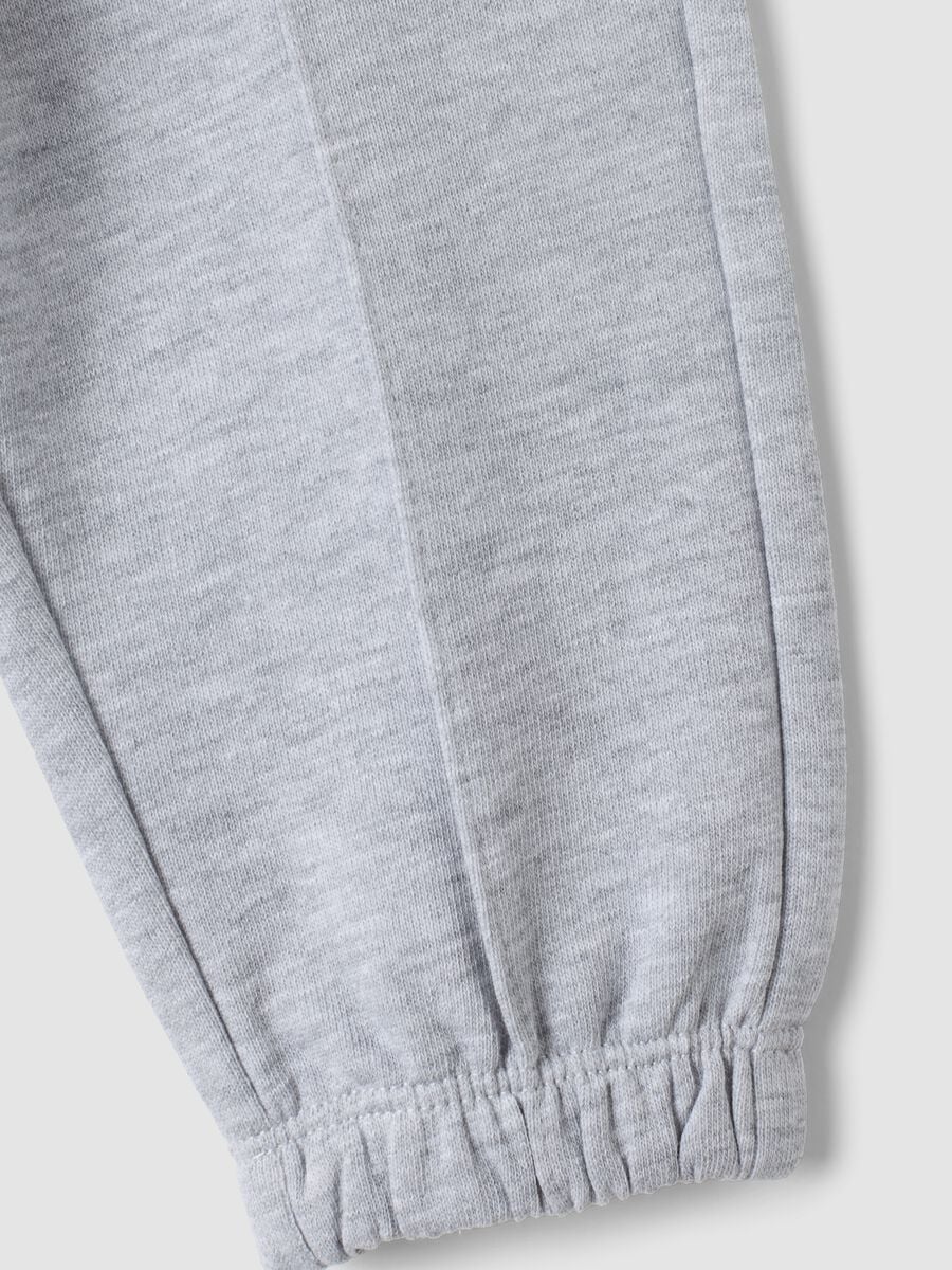 Pantaloni jogger grigi in puro cotone con stampa cuore comfort fit per bimba_3