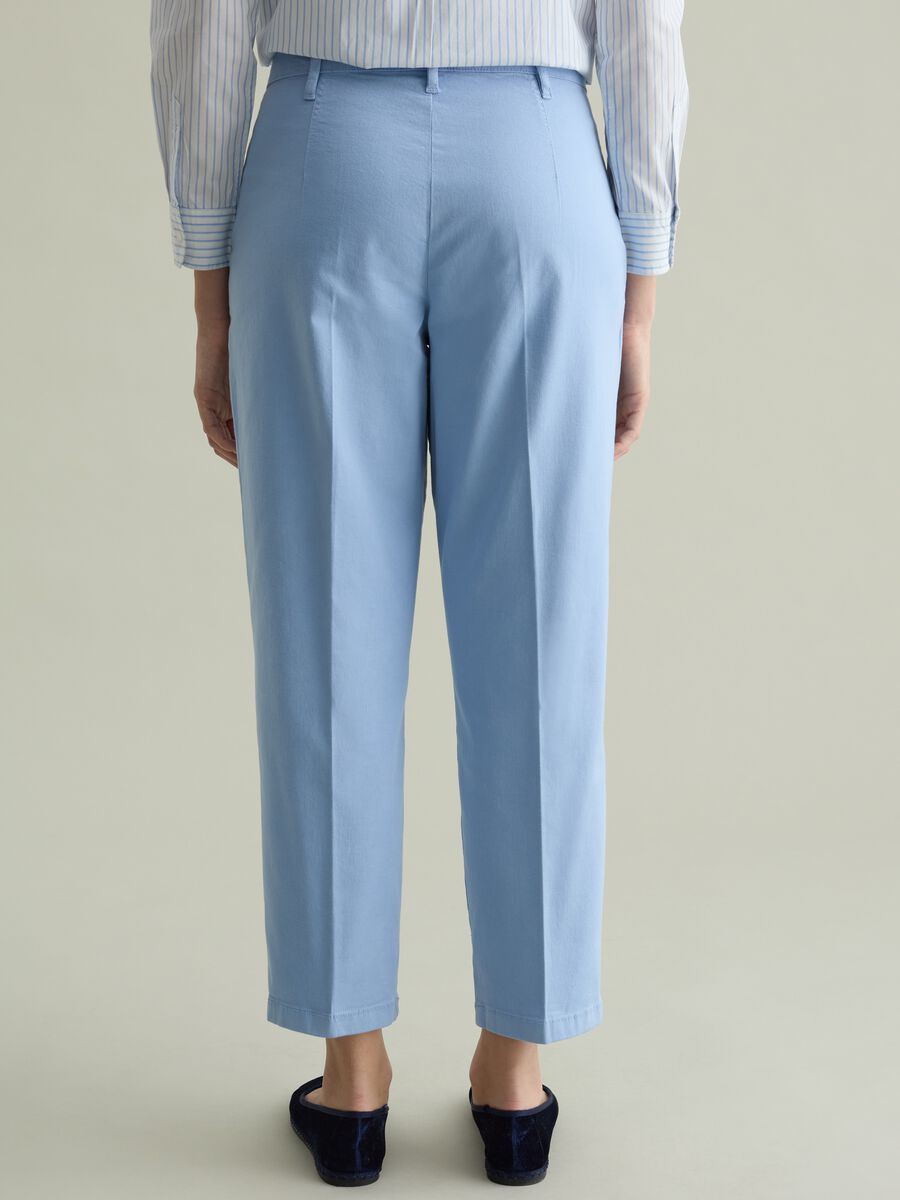 Cropped chino trousers with darts_3