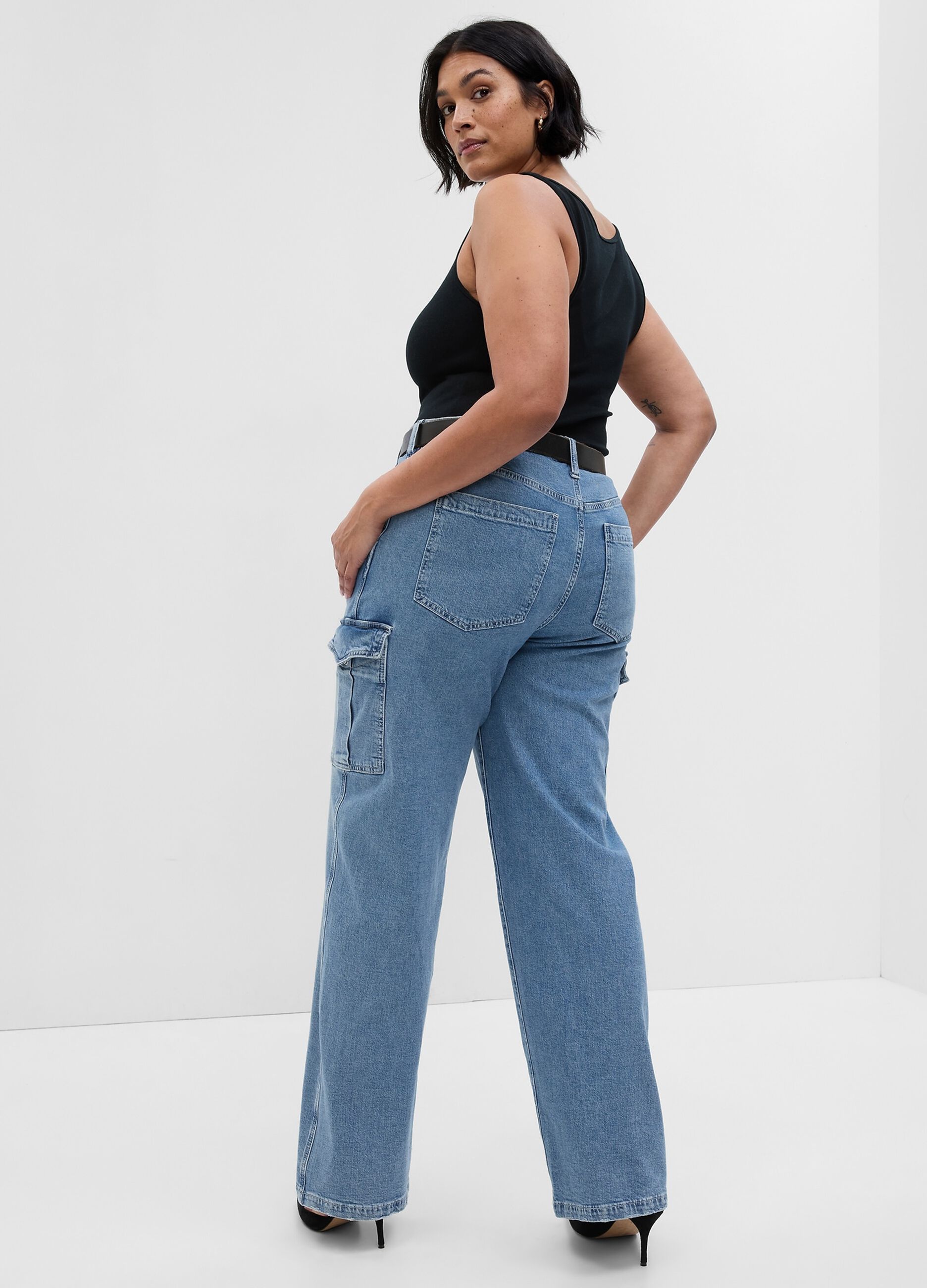 Loose-fit cargo jeans with mid-rise waist