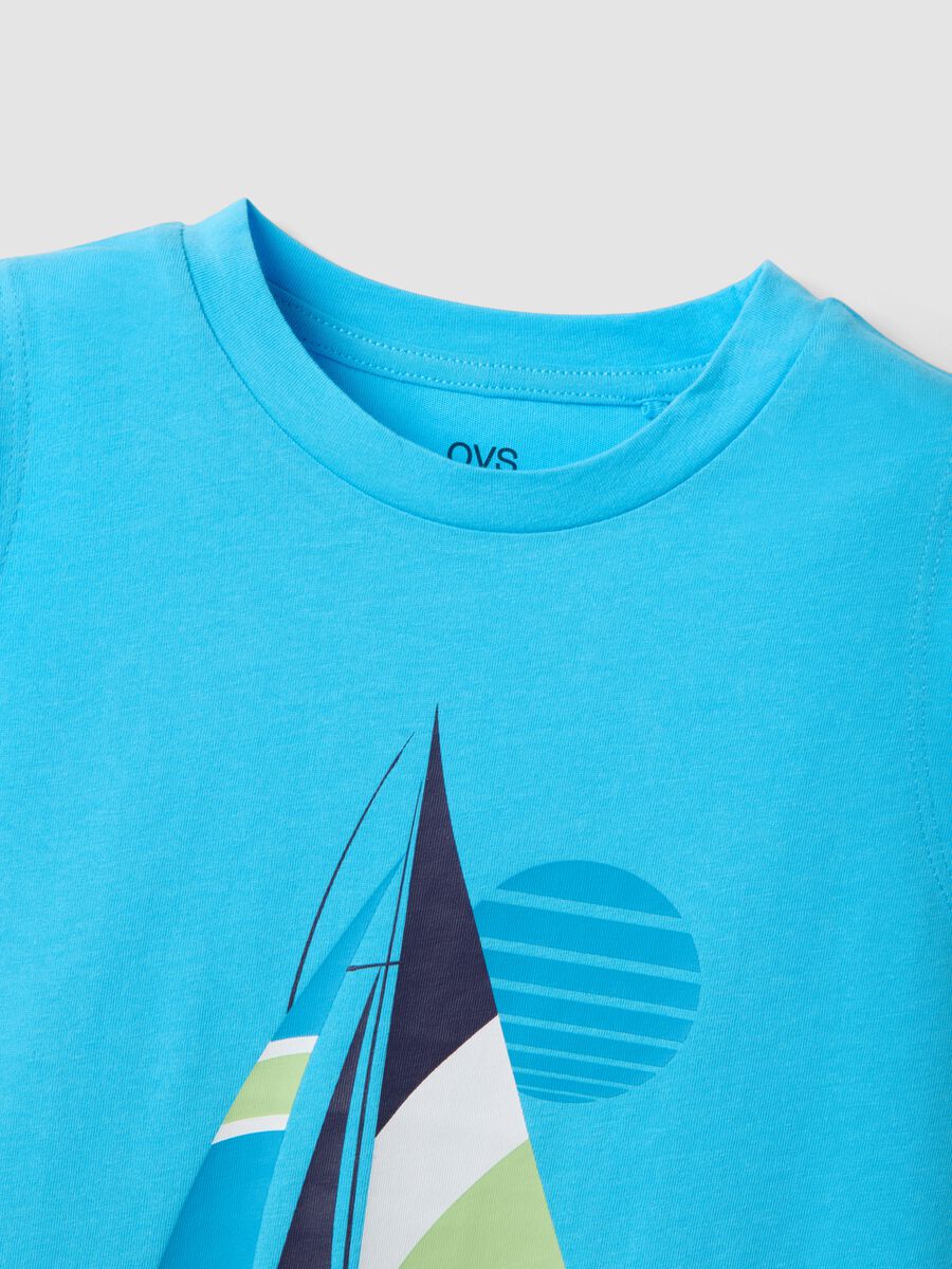 Canotta azzurra in puro cotone da bambino con stampa barca a vela_3