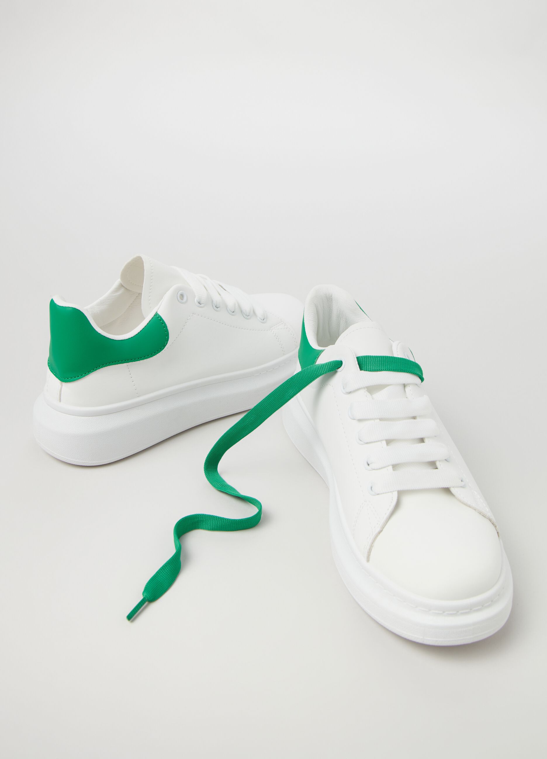 Sneakers con tallone a contrasto suola spessa_1