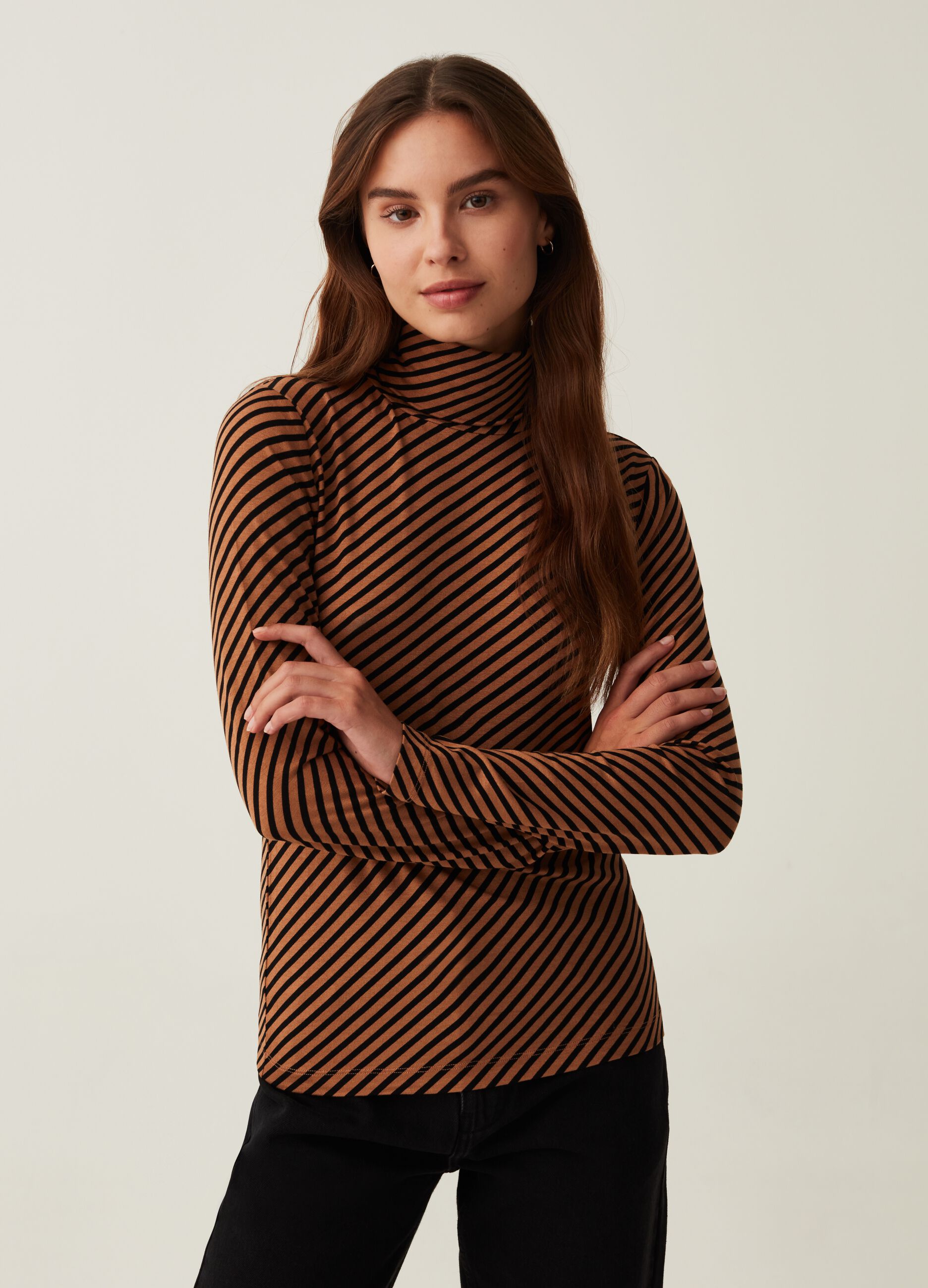 OVS T-shirt a collo alto stampa a righe oblique