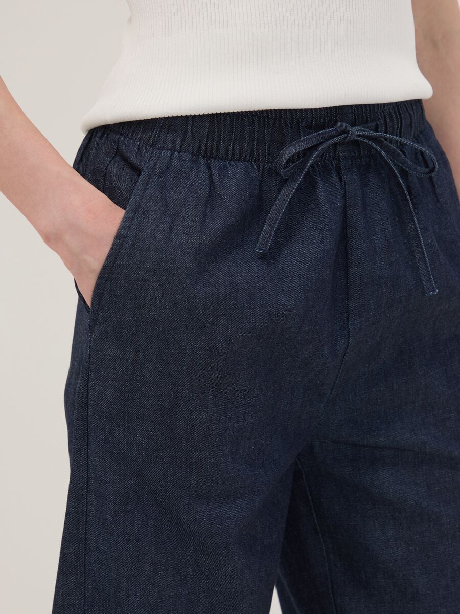 Pantaloni denim blu in puro cotone wide leg con coulisse_3