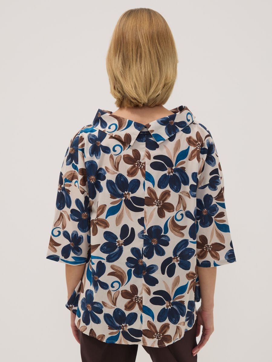 Blusa bianca in cotone elasticizzato con fantasia floreale regular fit_3