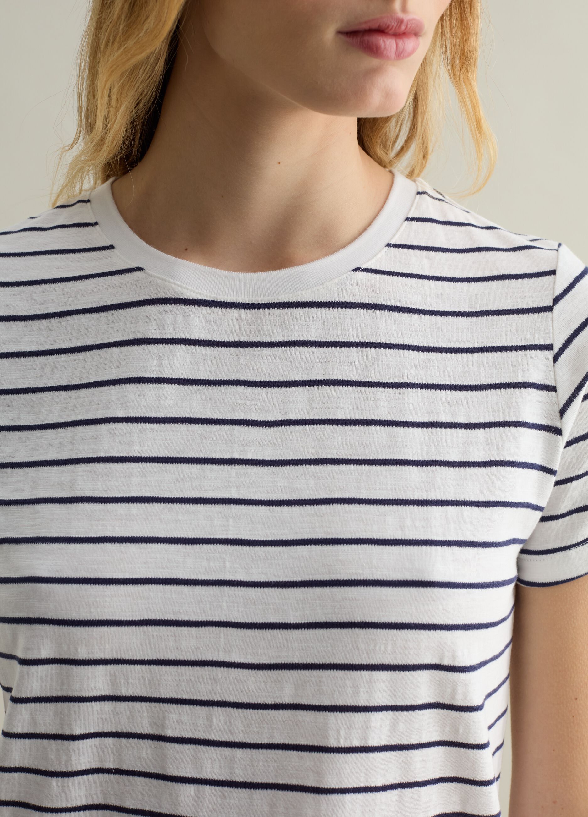 T-shirt with round neck and striped pattern