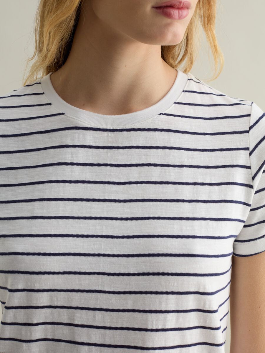 T-shirt with round neck and striped pattern_3